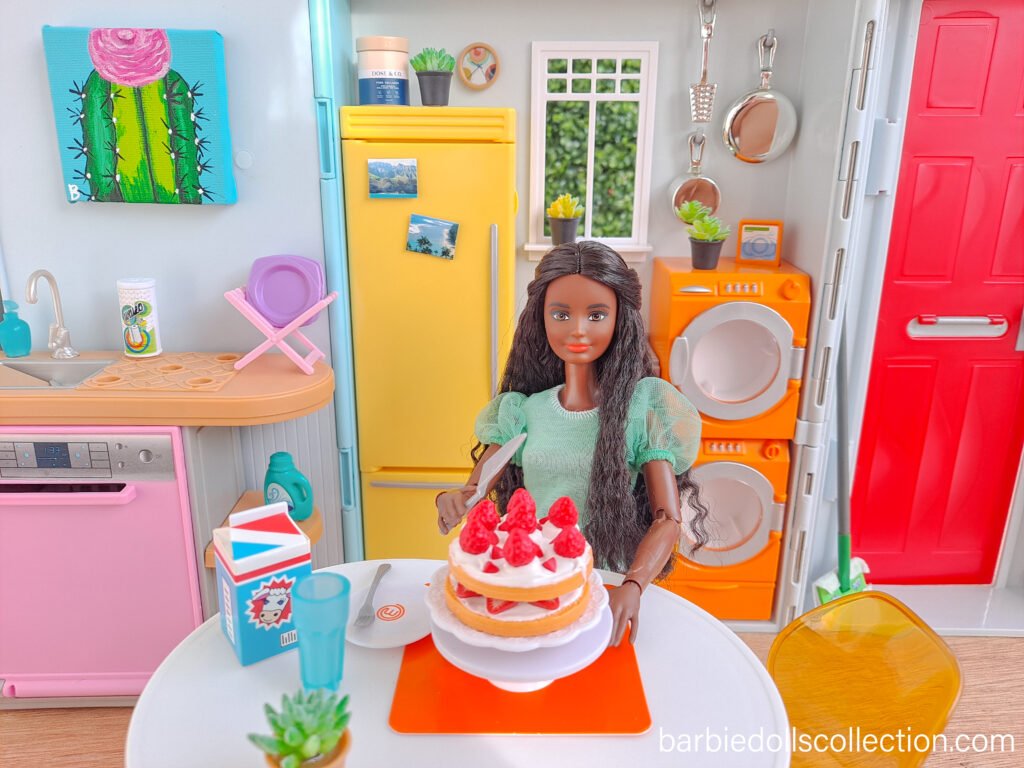 Zuru Mini Brands Strawberry Cake Barbie Diorama
