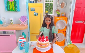 Zuru Mini Brands Strawberry Cake Barbie Diorama
