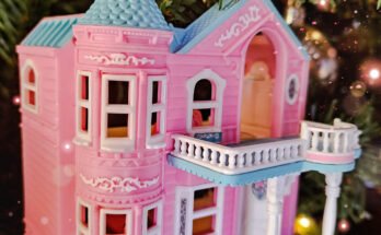 Hallmark Keepsake Barbie Dream House Ornament 1999